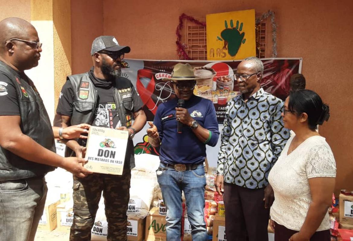 image des motards avec les responsables de AAS 