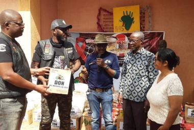 image des motards avec les responsables de AAS 